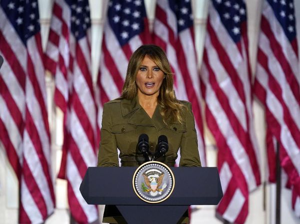 Foto: Gaya Militer Melania Trump saat Pidato, Disebut Mirip Fidel Castro