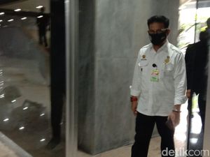 Mentan yang Setia dengan Kalung Corona Mentan yang Setia dengan Kalung Corona