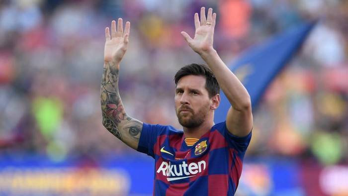 (FILES) In this file photo taken on August 4, 2019 Barcelonas Argentinian forward Lionel Messi waves before the 54th Joan Gamper Trophy friendly football match between Barcelona and Arsenal at the Camp Nou stadium in Barcelona. - Six-time Ballon dOr winner Lionel Messi told Barcelona he wants to leave -- on a free transfer -- in a 
