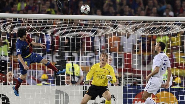 Barcelonas Argentinian forward Lionel Messi (L) scores against Manchester United's Dutch goalkeeper Edwin van der Sar (C) during the final of the UEFA football Champions League on May 27, 2009 at the Olympic Stadium in Rome.       AFP PHOTO / FILIPPO MONTEFORTE (Photo by FILIPPO MONTEFORTE / AFP)