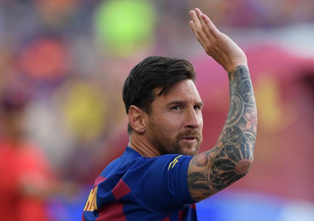 (FILES) In this file photo taken on August 4, 2019 Barcelona's Argentinian forward Lionel Messi waves before the 54th Joan Gamper Trophy friendly football match between Barcelona and Arsenal at the Camp Nou stadium in Barcelona. - Lionel Messi has informed Barcelona he wants to 