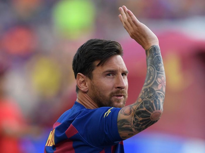 (FILES) In this file photo taken on August 4, 2019 Barcelonas Argentinian forward Lionel Messi waves before the 54th Joan Gamper Trophy friendly football match between Barcelona and Arsenal at the Camp Nou stadium in Barcelona. - Lionel Messi has informed Barcelona he wants to 