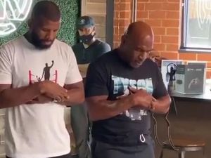 Mike Tyson Salat Berjemaah Jadi Perbincangan Netizen