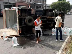 Pecah Ban, Mobil Boks Muatan Galon Air Mineral Terguling di Tasik