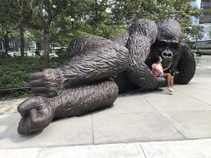 Patung Gorila Ini Mengingatkan Hewan yang Terancam Punah