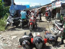 Langgar Protokol Kesehatan, Warga di Mamuju Disanksi Push Up-Hafal Pancasila