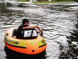 Salut! Pelayan Ini Tetap Antar Pizza Pakai Perahu Karet saat Banjir