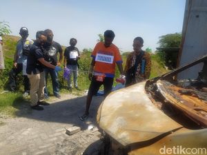 Sebal Keluarga Lihat Pembakar Mobil Via Vallen Senyam-senyum Saat Rekonstruksi Sebal Keluarga Lihat Pembakar Mobil Via Vallen Senyam-senyum Saat Rekonstruksi