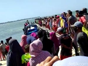 Perahu Terbalik Dihantam Gelombang di Perairan Sumenep, 1 Tewas 2 Hilang Perahu Terbalik Dihantam Gelombang di Perairan Sumenep, 1 Tewas 2 Hilang