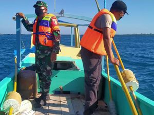 Satu dari Dua Korban Hilang dalam Perahu Terbalik di Sumenep Ditemukan Satu dari Dua Korban Hilang dalam Perahu Terbalik di Sumenep Ditemukan