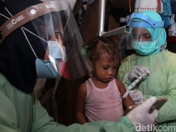 Petugas Posyandu Ber-APD Kerap Bikin Balita Takut Saat Keliling Door to Door