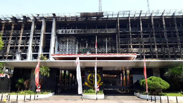 Polisi olah TKP Kebakaran Gedung Kejagung (Foto: Rahel/detikcom)