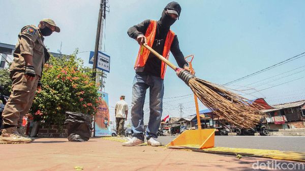 Puluhan Orang Tak Bermasker Dihukum Nyapu Jalanan