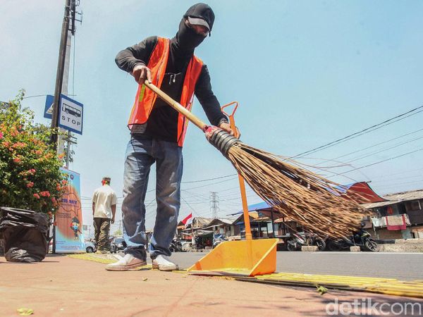 Puluhan Orang Tak Bermasker Dihukum Nyapu Jalanan