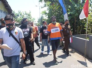 Keluarga Sebal Pembakar Mobil Via Vallen Senyum-senyum Saat Rekonstruksi Keluarga Sebal Pembakar Mobil Via Vallen Senyum-senyum Saat Rekonstruksi