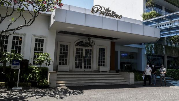 Warga melintas di depan gedung bioskop The Premiere Metropole XXI Megaria di Jakarta, Rabu (26/8/2020). Tim Pakar Satuan Tugas (Satgas) Penanganan COVID-19 berencana membuka kembali bioskop saat pandemi COVID-19, dengan alasan bioskop berkontribusi untuk meningkatkan imunitas masyarakat yang berkaitan dengan penanganan COVID-19. ANTARA FOTO/Muhammad Adimaja/aww.