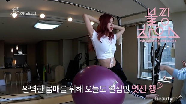 Rose tengah melakukan pilates