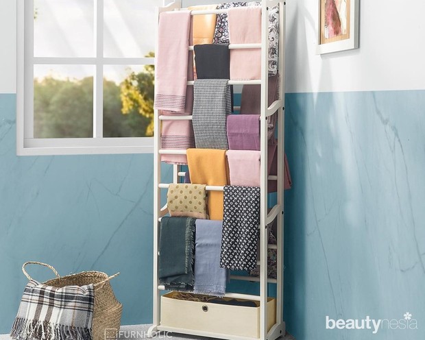 Simpan Hijab dengan Digantung/ Foto: instagram.com/ifurnholic Agar hijab tidak cepat rusak simpan hijab dengan digantung