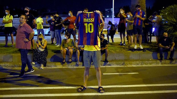 FC Barcelona supporters gather outside the club's headquarters in Barcelona, on August 25, 2020, following the announcement of Argentinian player Lionel Messi's desire to leave the team. - Lionel Messi has informed Barcelona he wants to 