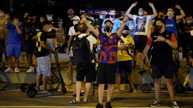 FC Barcelona supporters gather outside the club's headquarters in Barcelona, on August 25, 2020, following the announcement of Argentinian player Lionel Messi's desire to leave the team. - Lionel Messi has informed Barcelona he wants to 