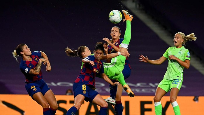 Tim Putri Barcelona Gagal ke Final Liga Champions SAN SEBASTIAN, SPAIN - AUGUST 25: Andrea Pereira of FC Barcelona looks dejected following her sides defeat in during the UEFA Women's Champions League Semi Final between VfL Wolfsburg and FC Barcelona at Estadio Anoeta on August 25, 2020 in San Sebastian, Spain. (Photo by Sergio Perez/Getty Images)