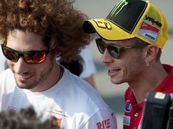 Apa Ini Penampakan Wajah Simoncelli yang Lindungi Rossi di Austria?