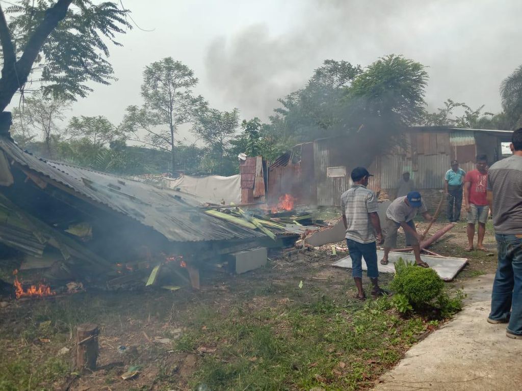 Warga Protes Klaim Tanah Grand Sultan di Medan, Plang Dicabut-Gubuk Dibakar Warga Protes Klaim Tanah Grand Sultan di Medan, Plang Dicabut-Gubuk Dibakar