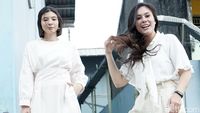 Gaya Kompak Wulan Guritno dan Shaloom Razade, Mirip Kakak-Adik