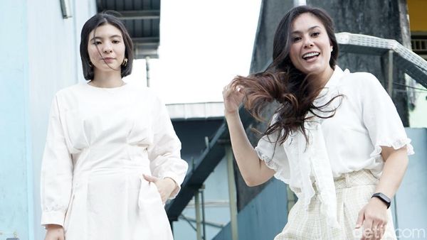 Gaya Kompak Wulan Guritno dan Shaloom Razade, Mirip Kakak-Adik