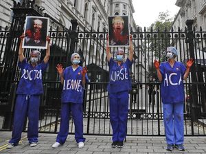 Aksi Perawat di Inggris Berlumuran Darah Saat Tuntut Kenaikan Gaji Aksi Perawat di Inggris Berlumuran Darah Saat Tuntut Kenaikan Gaji