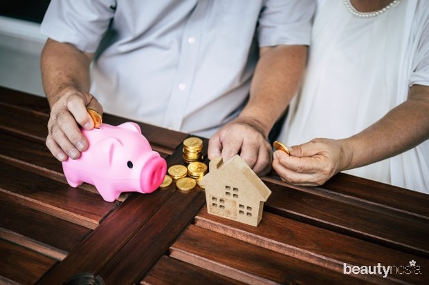 Anggaran bulanan bisa membantu suami untuk bisa memperkirakan berapa biaya yang harus ia sisihkan untuk seluruh kebutuhan keluarga.