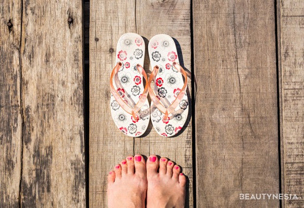 Saat banjir bawa sandal jepit agar kaki tidak lembap.