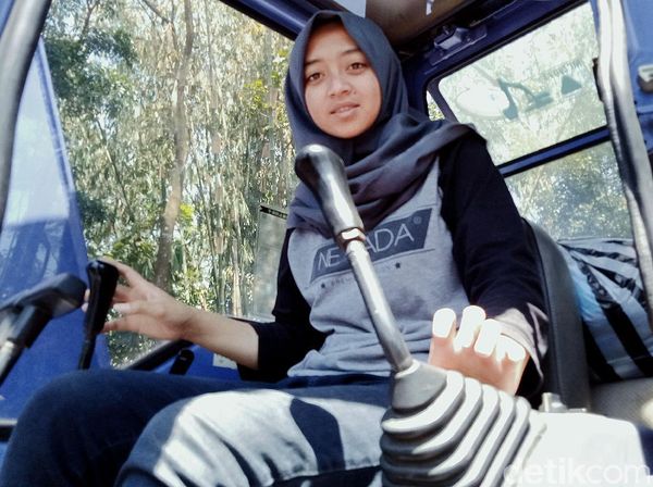 Berkenalan dengan Devita, Si Operator Ekskavator di Lereng Merapi
