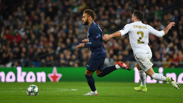 Real Madrids Spanish defender Dani Carvajal (L) challenges Paris Saint-Germains Brazilian forward Neymar during the UEFA Champions League group A football match Real Madrid against Paris Saint-Germain FC at the Santiago Bernabeu stadium in Madrid on November 26, 2019. (Photo by GABRIEL BOUYS / AFP)