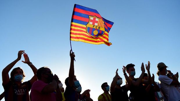 FC Barcelona fans gather outside the Camp Nou stadium in Barcelona on August 26, 2020 after Barcelona's Argentinian forward Lionel Messi announced his desire to leave the club. - Lionel Messi's bombshell request to leave Barcelona is expected to spark a legal battle over a multi-million-dollar buy-out clause but also raises the question of which club could afford him in the heat of the coronavirus pandemic. (Photo by Pau BARRENA / AFP)