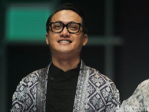 Profil Barli Asmara, Desainer Berbakat Indonesia yang Meninggal di Usia 42 Profil Barli Asmara, Desainer Berbakat Indonesia yang Meninggal di Usia 42
