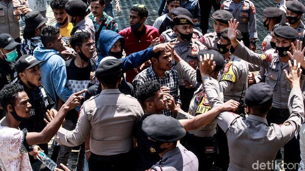 Dihalau Aparat, Pendemo Paksa Masuk Gedung KPK