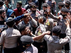 Dihalau Aparat, Pendemo Paksa Masuk Gedung KPK