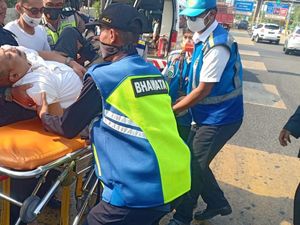 Polantas Bantu Evakuasi Pengendara Mobil yang Pingsan di GT Bintara Bekasi Polantas Bantu Evakuasi Pengendara Mobil yang Pingsan di GT Bintara Bekasi