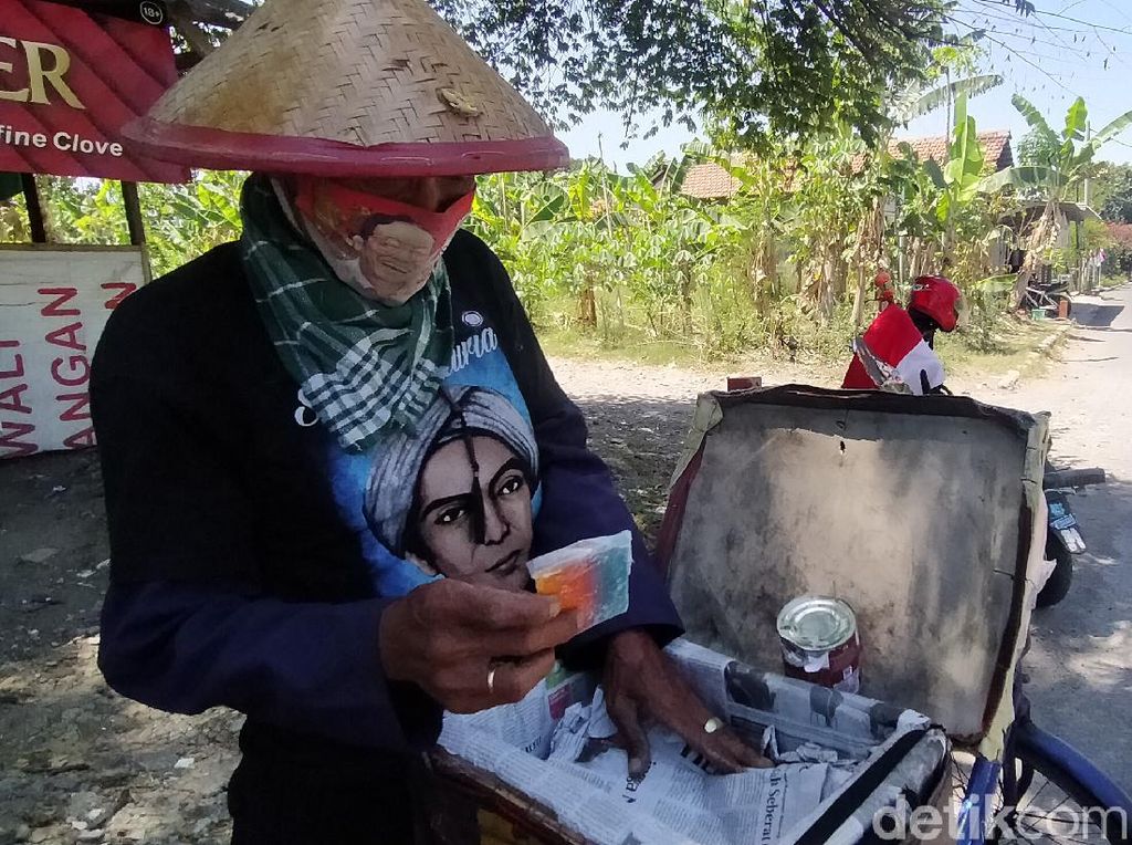 Bangganya Penjual Es Gabus di Surabaya Biayai Anak hingga Sarjana