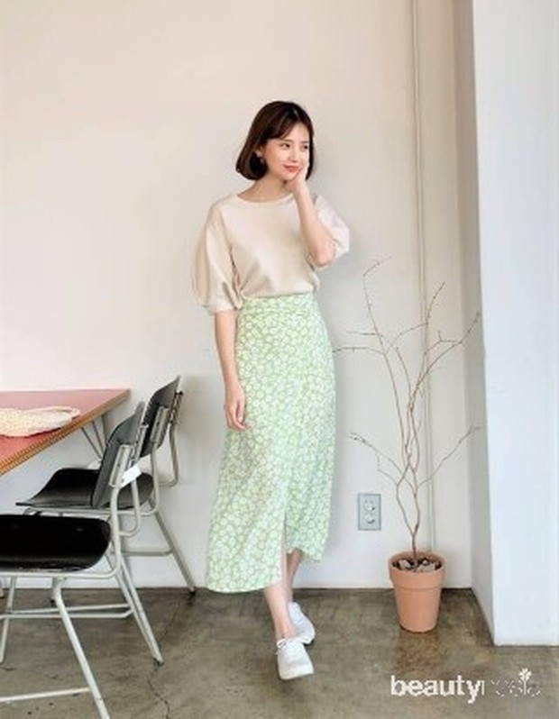 Foto: id.pinterest.com Tips mix and match rok dengan sneakers.