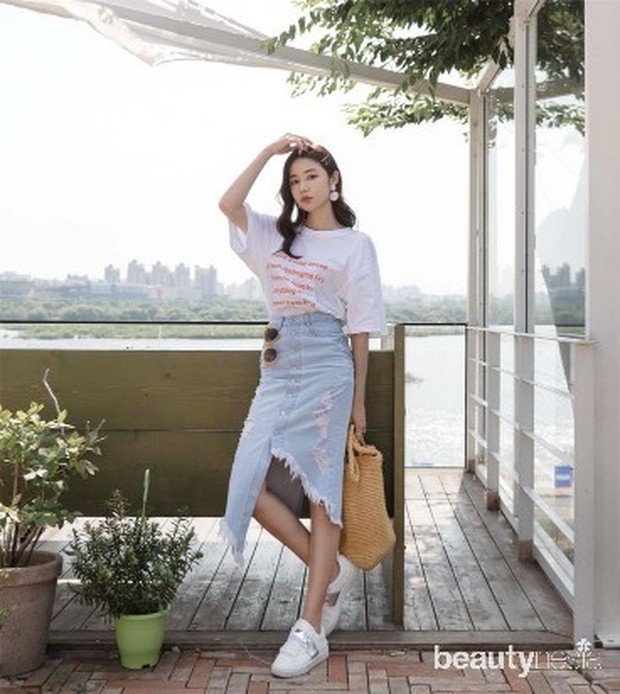 Foto: id.pinterest.com Tips mix and match rok dengan sneakers.