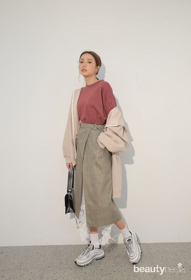 Foto: id.pinterest.com Tips mix and match rok dengan sneakers.