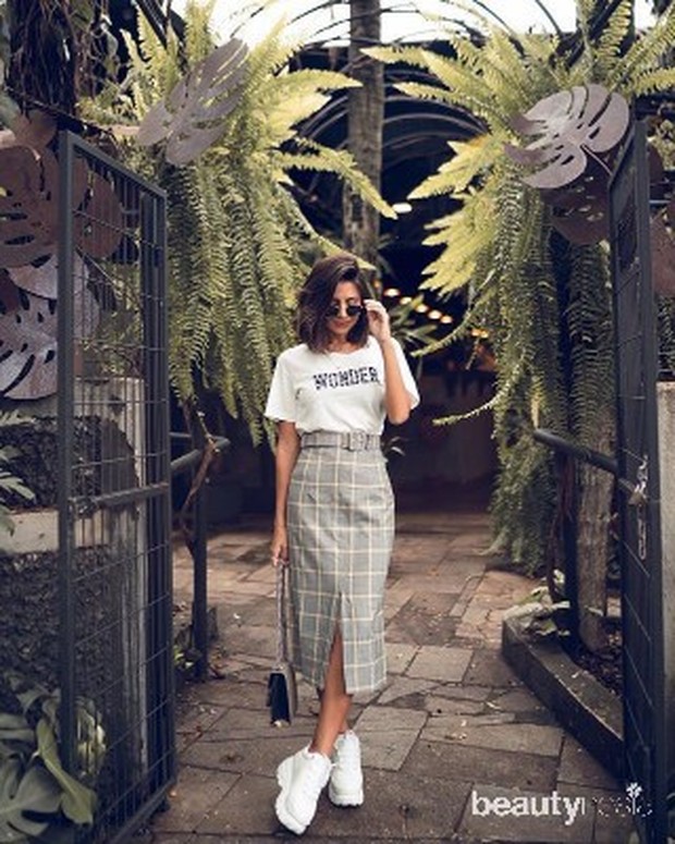 Foto: id.pinterest.com Tips mix and match rok dengan sneakers.