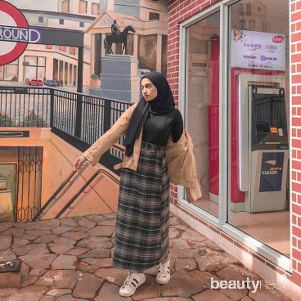 Foto: instagram.com/elsirestore Tips mix and match rok dengan sneakers.