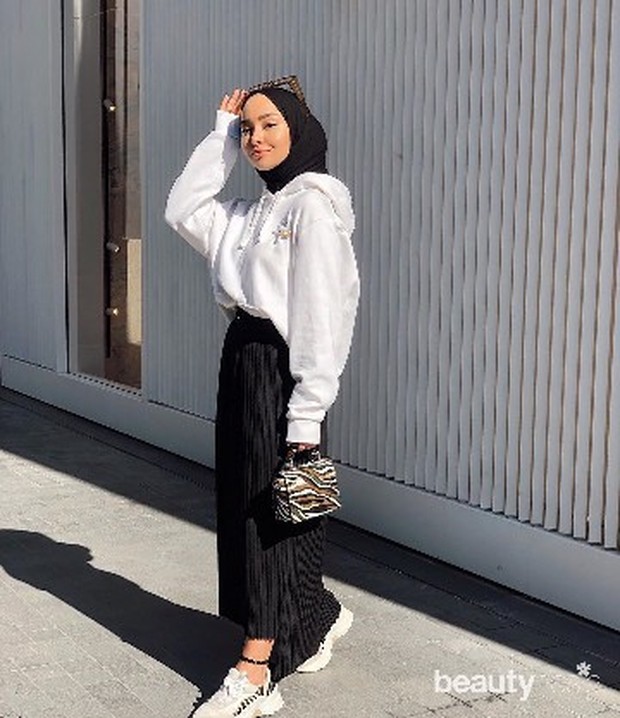 Foto: instagram.com/suusever Tips mix and match rok dengan sneakers.