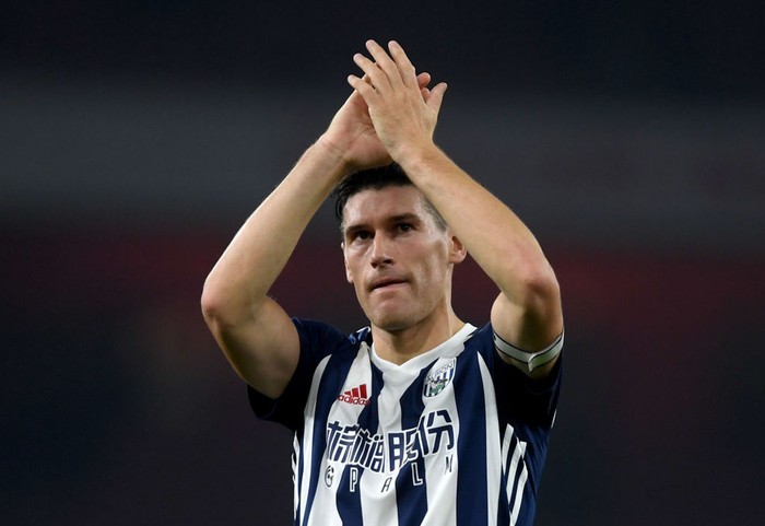LONDON, ENGLAND - SEPTEMBER 25:  Gareth Barry of West Bromwich Albion applauds the crowd after his record 633rd Premier League appearance following the Premier League match between Arsenal and West Bromwich Albion at Emirates Stadium on September 25, 2017 in London, England.  (Photo by Mike Hewitt/Getty Images)