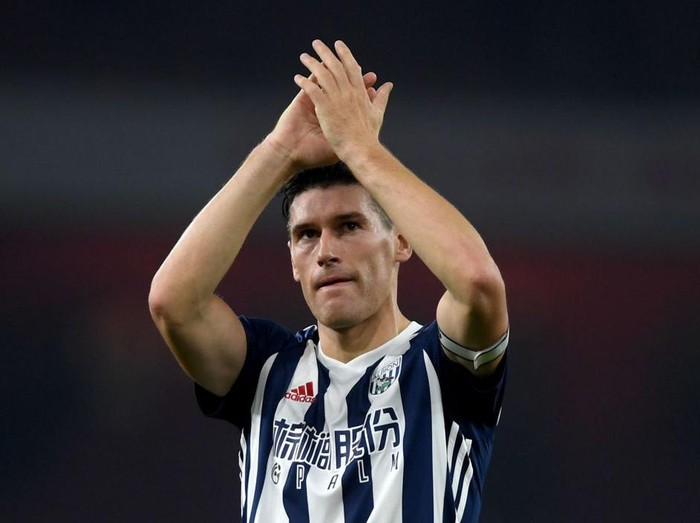 LONDON, ENGLAND - SEPTEMBER 25:  Gareth Barry of West Bromwich Albion applauds the crowd after his record 633rd Premier League appearance following the Premier League match between Arsenal and West Bromwich Albion at Emirates Stadium on September 25, 2017 in London, England.  (Photo by Mike Hewitt/Getty Images)