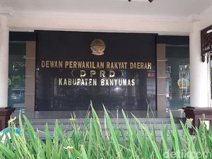 Kejari Purwokerto Pelototi Tunjangan Fantastis DPRD Banyumas Kejari Purwokerto Pelototi Tunjangan Fantastis DPRD Banyumas