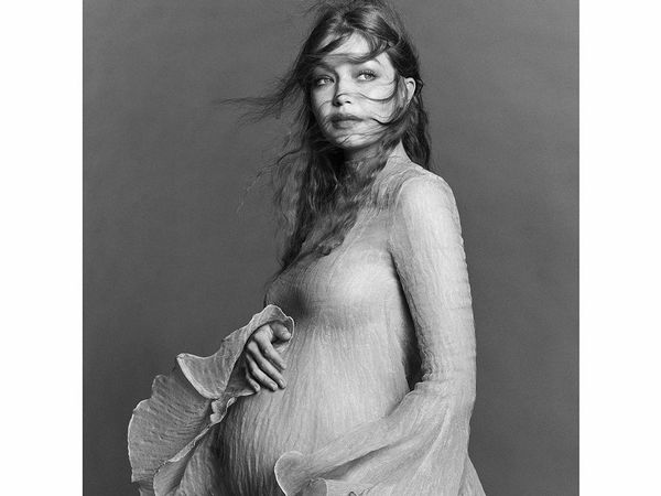 Potret Kehamilan Gigi Hadid, Tampil Seksi dengan Dress Menerawang